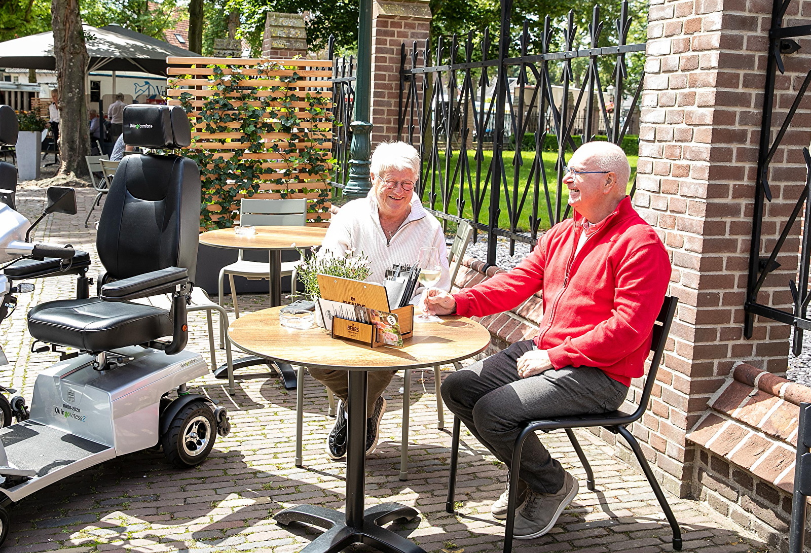 terrasje met scootmobiel