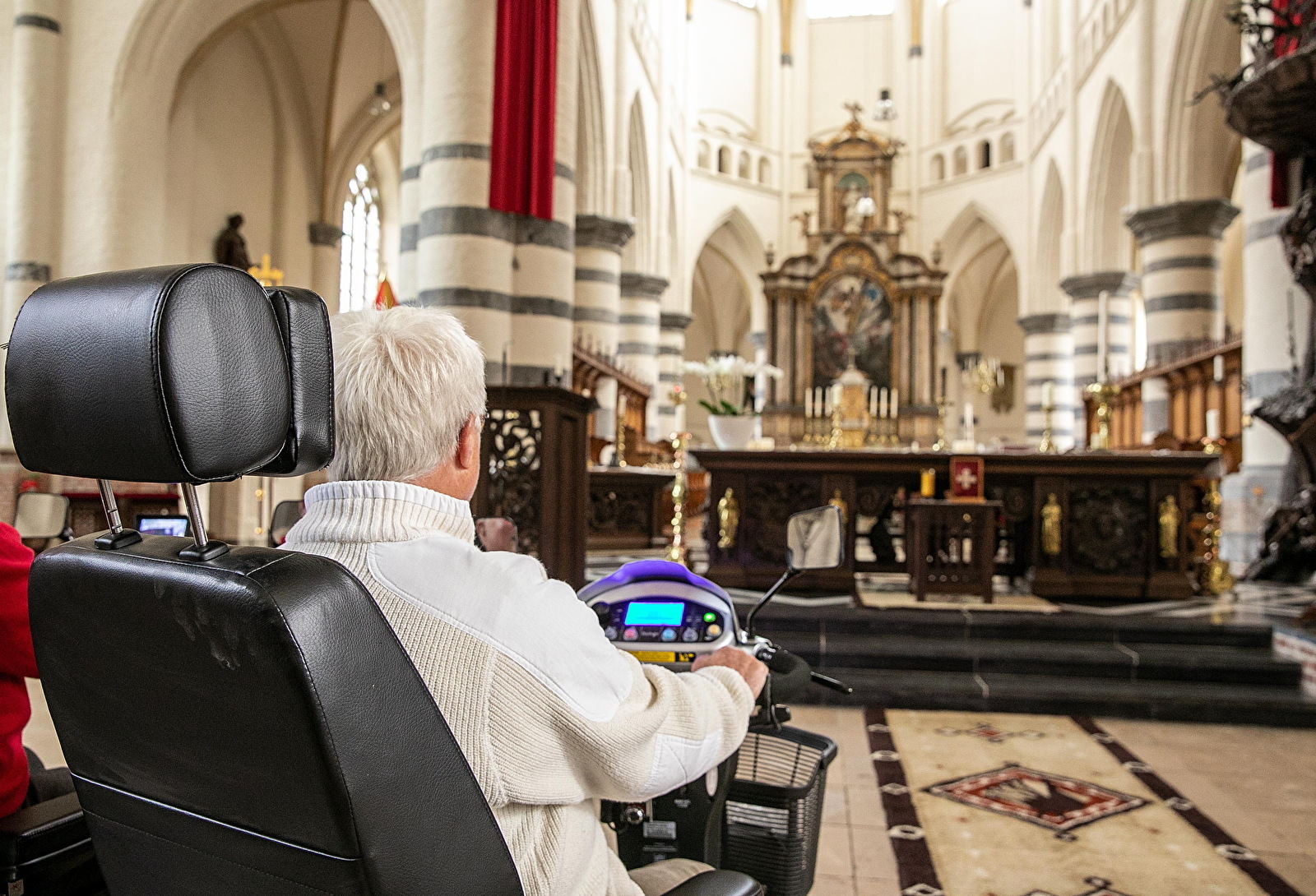 Scootmobiel in kerk